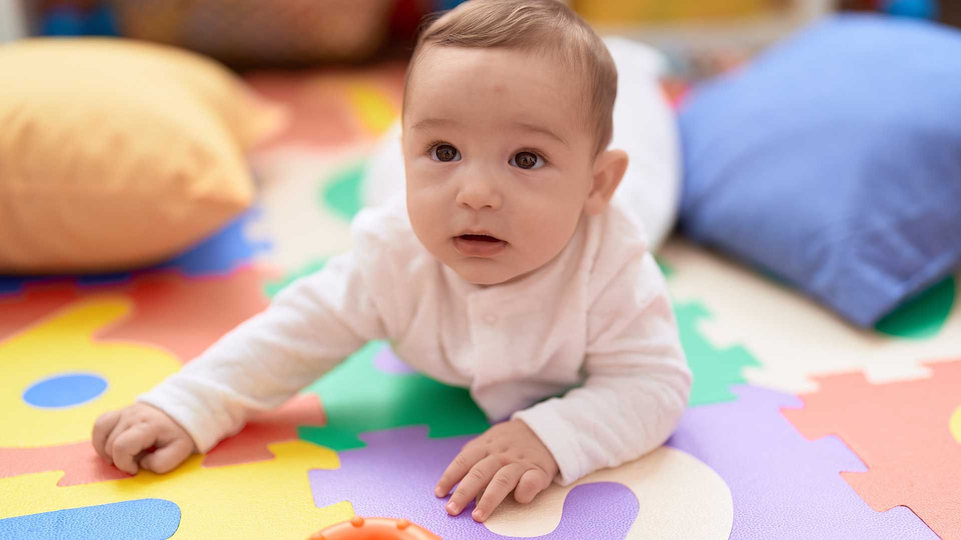 Bebé jugando