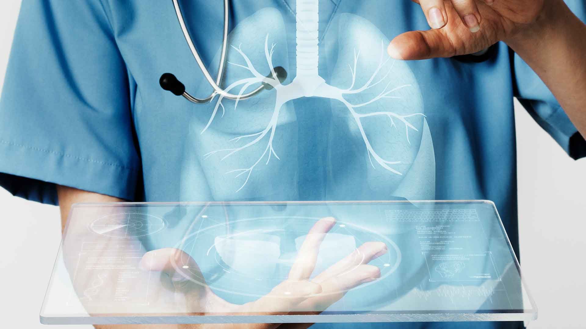 Médico con holograma de pulmones