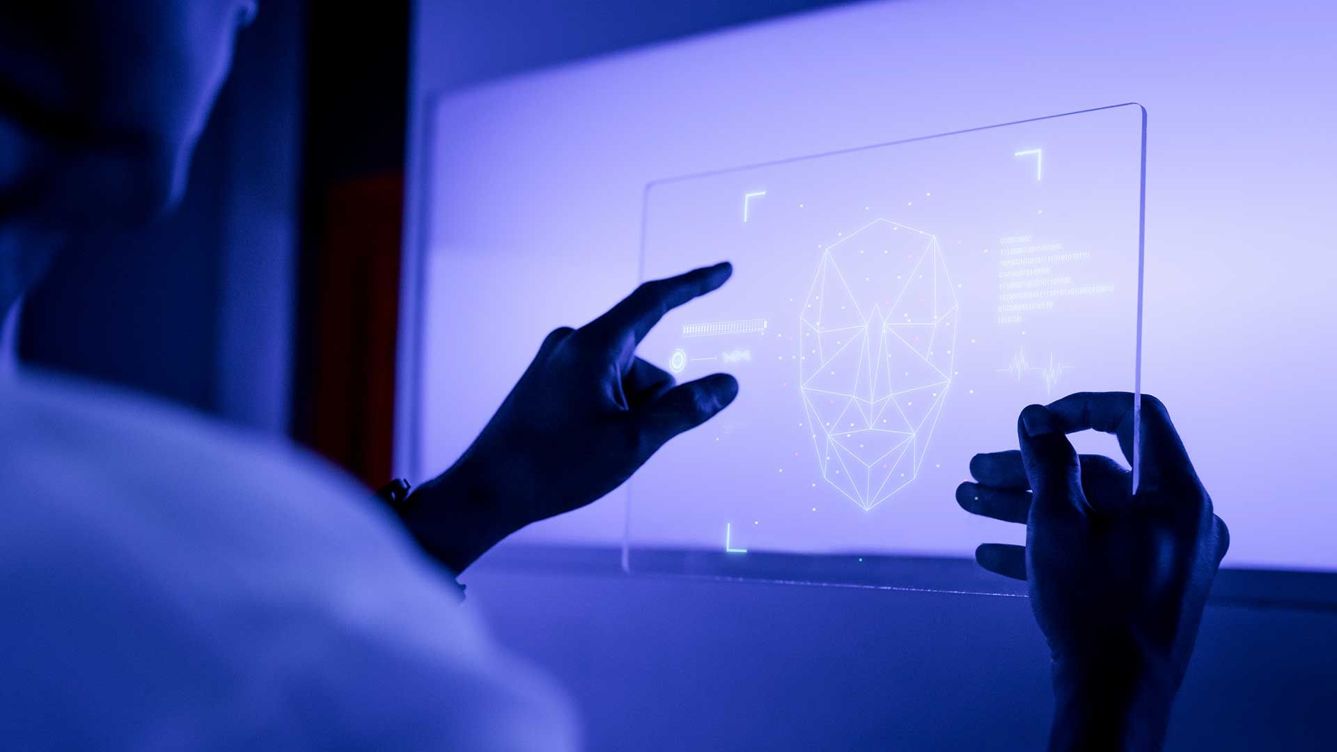 Doctor ante una pantalla holográfica