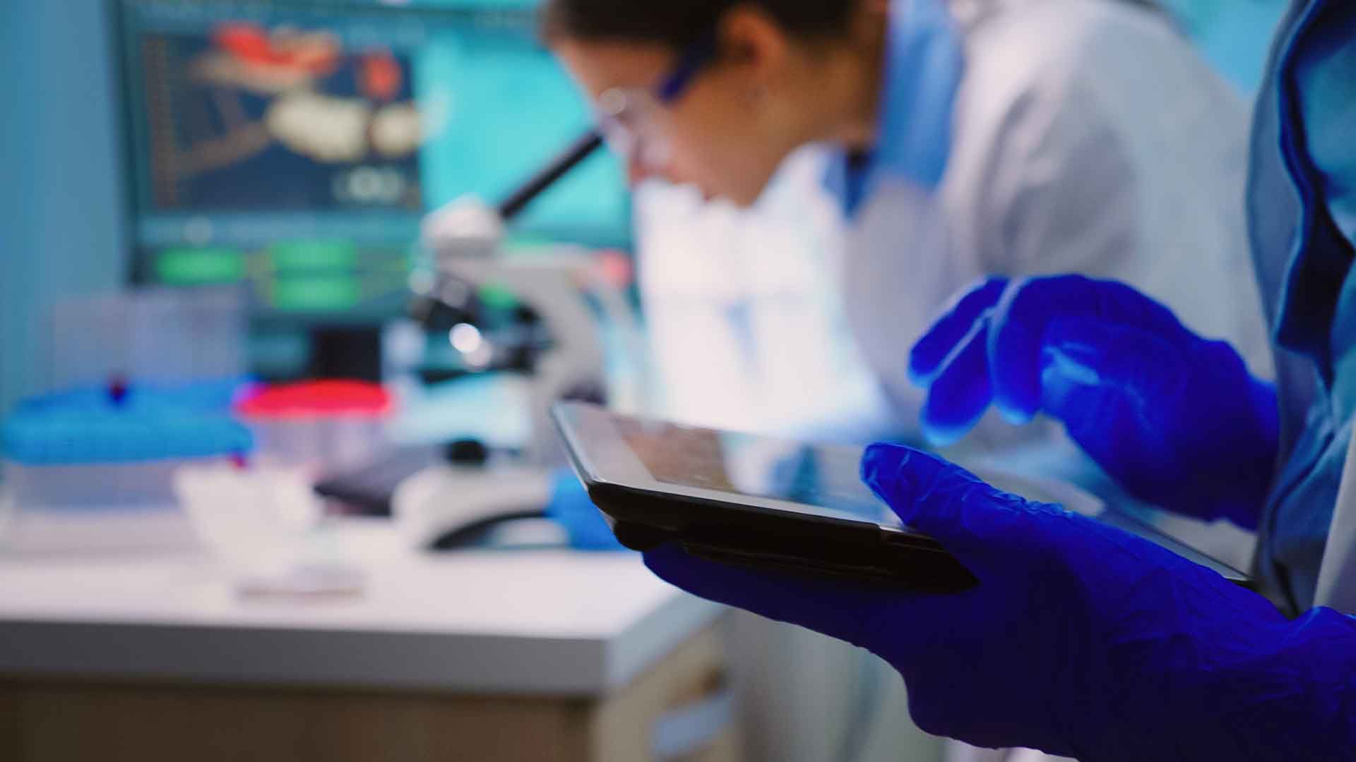 Investigador con microscopio