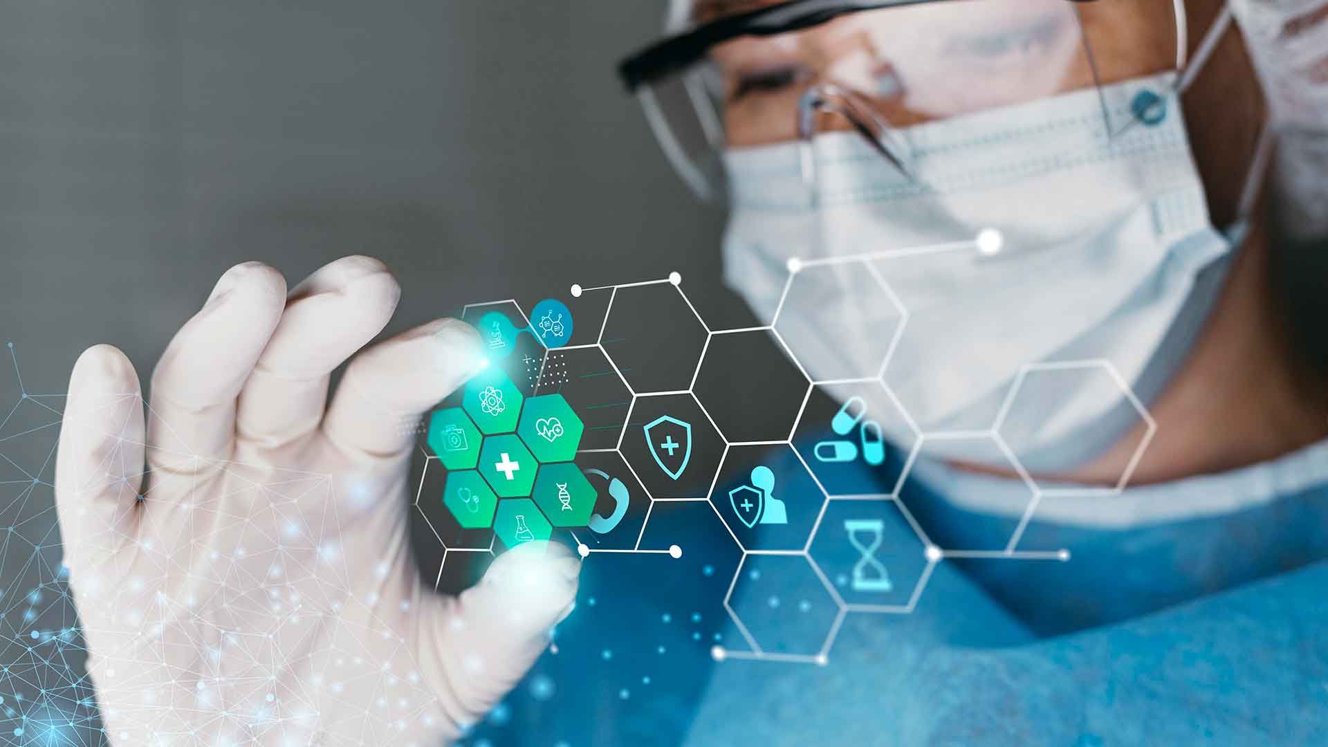 Médico examinando una presentación holográfica