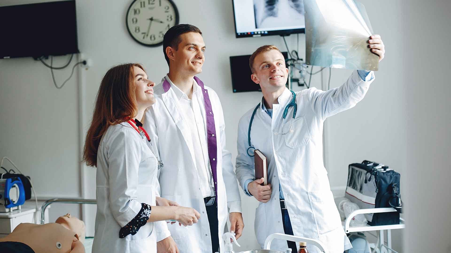 Doctor y colegas consultando una radiografía