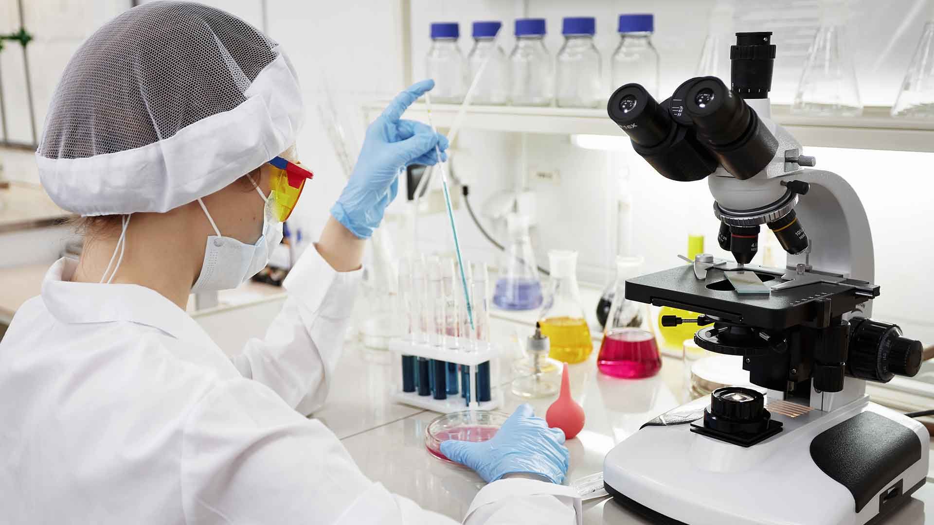 Investigadora al microscopioInvestigadora al microscopio