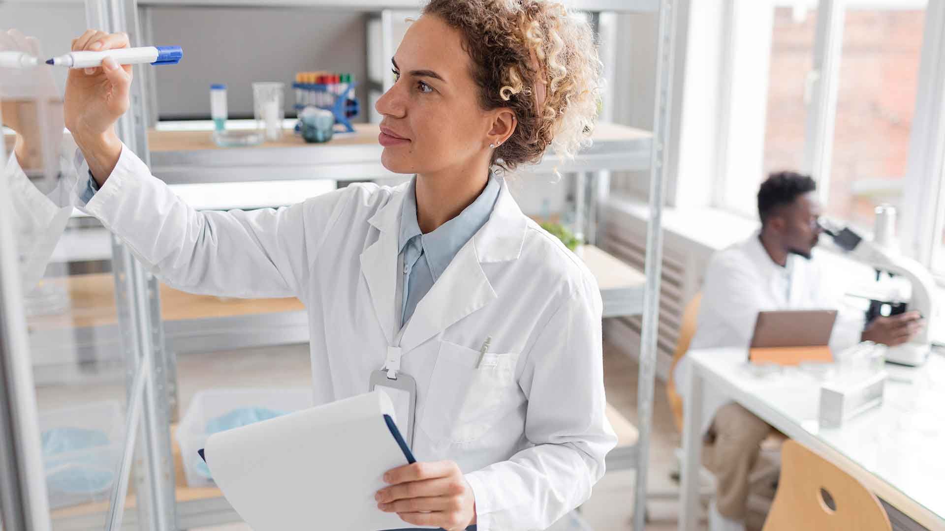 Doctora escribiendo en una pizarra